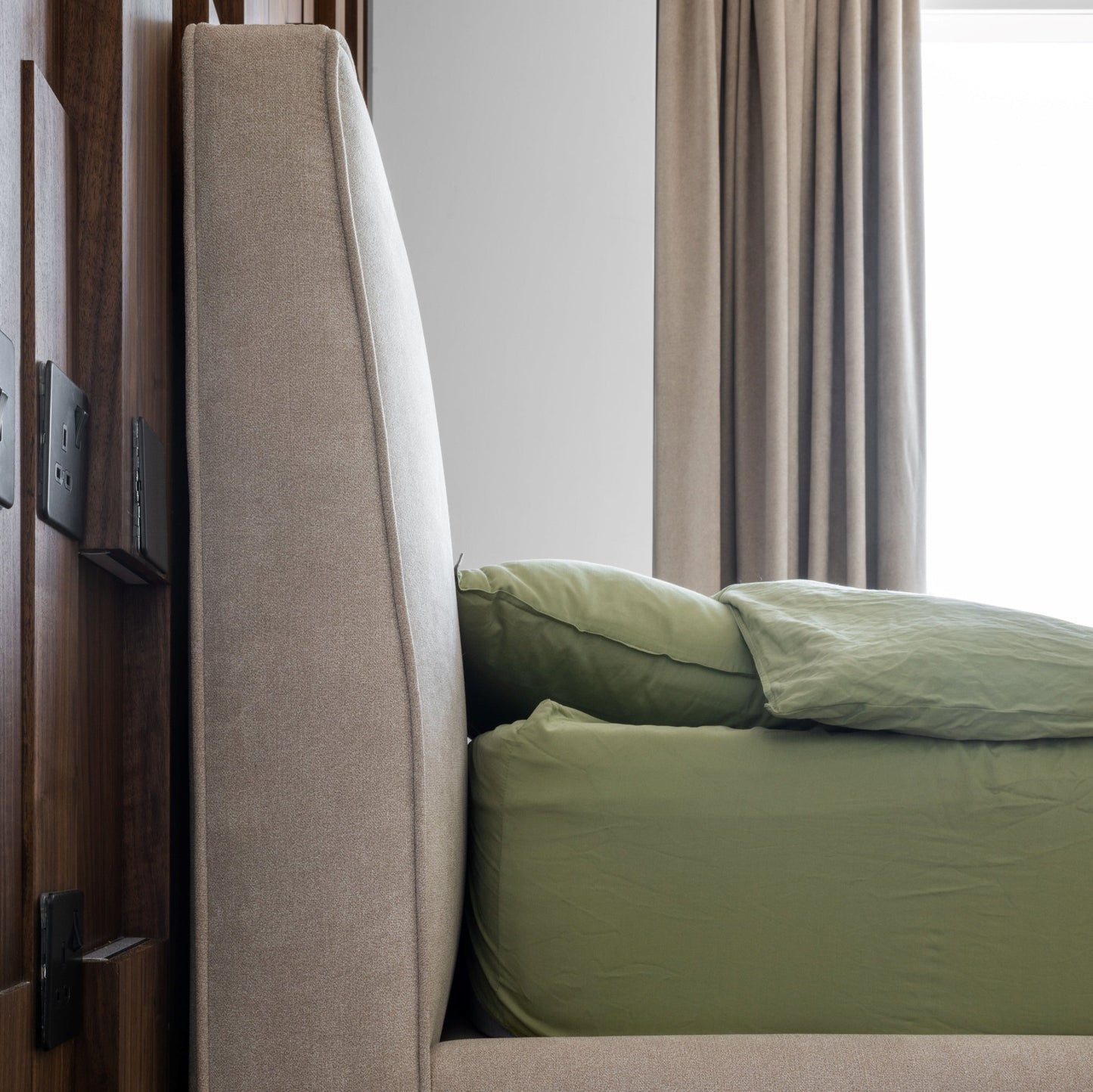 NIMBUS BED WITH HYDRAULIC MECHANISM