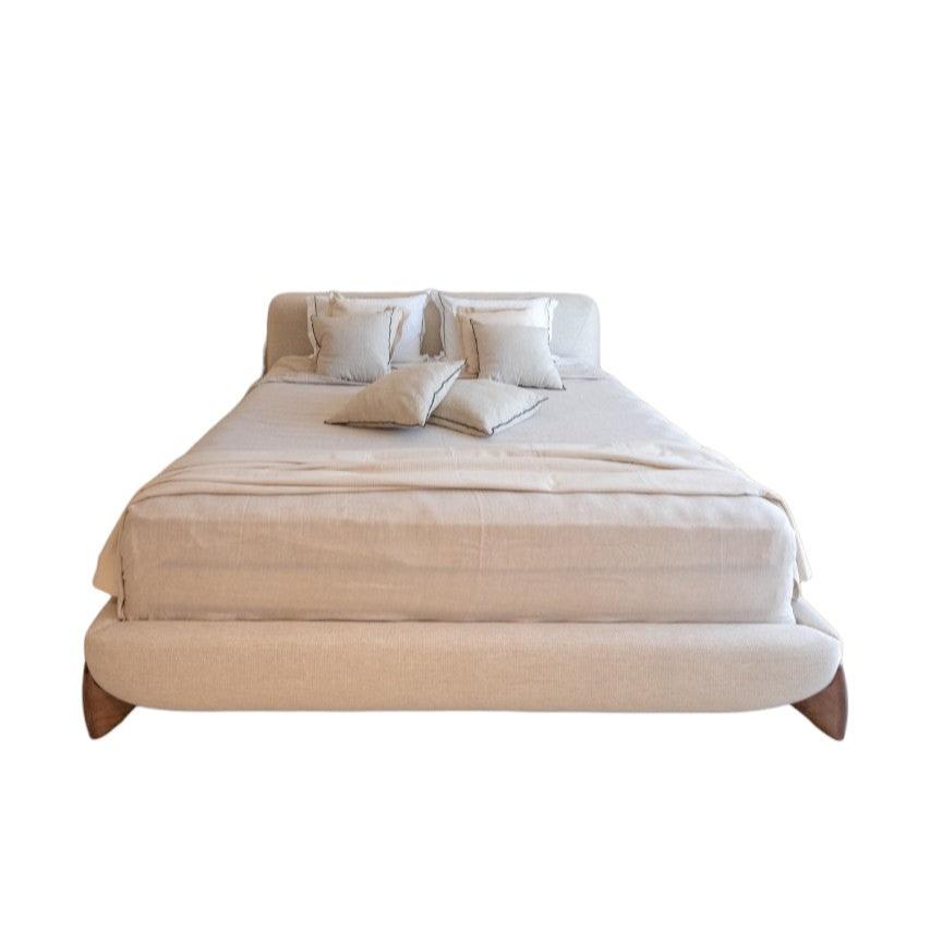 HORIZON ARC BED WITH CURVED LEGS