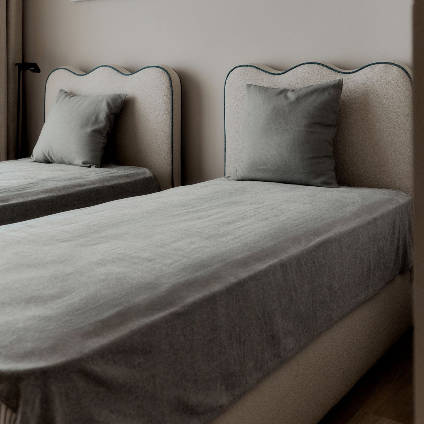 SEAWAVE INTERCONNECTED BED WITH WAVY HEADBOARD