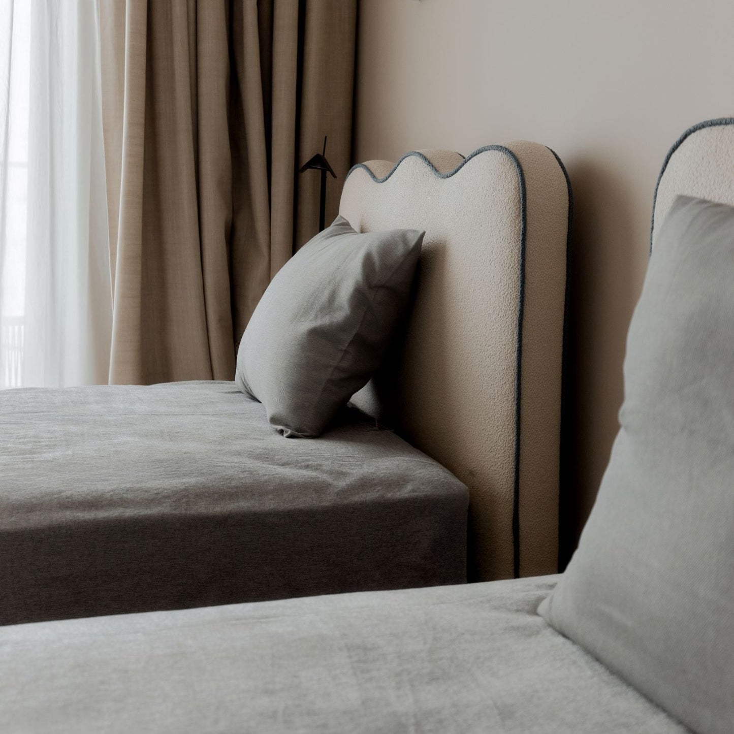 SEAWAVE INTERCONNECTED BED WITH WAVY HEADBOARD