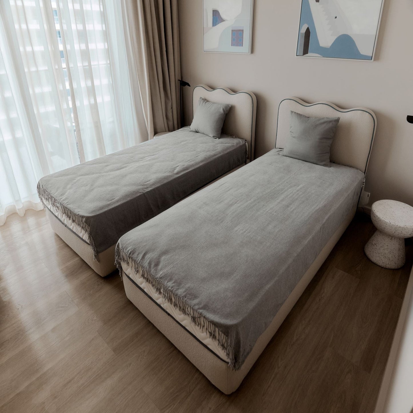 SEAWAVE INTERCONNECTED BED WITH WAVY HEADBOARD